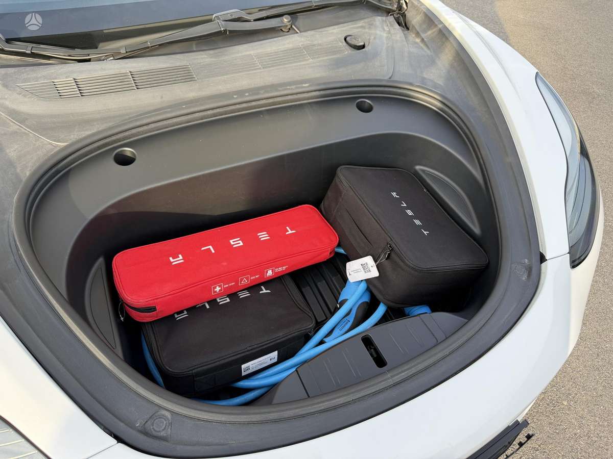 Tesla Model 3, Седан