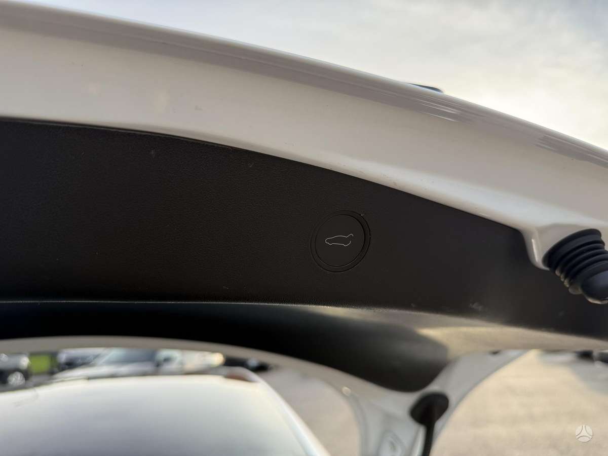 Tesla Model 3, sedanas