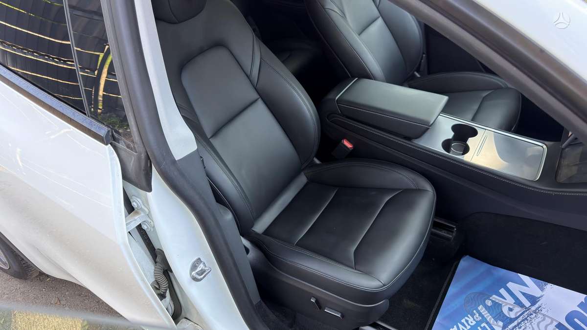 Tesla Model Y, 60 kWh, hatchback