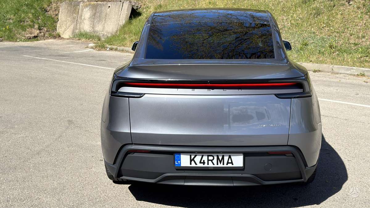 Tesla Model Y, 82 kWh, hatchback