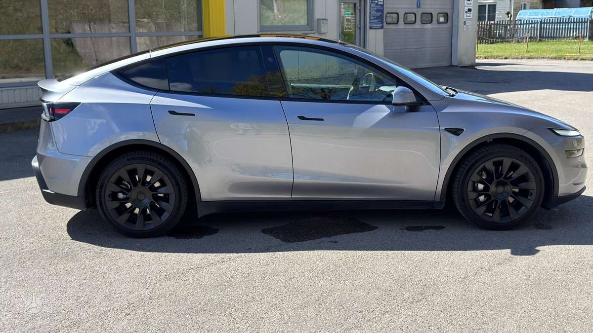 Tesla Model Y, 82 kWh, hatchback