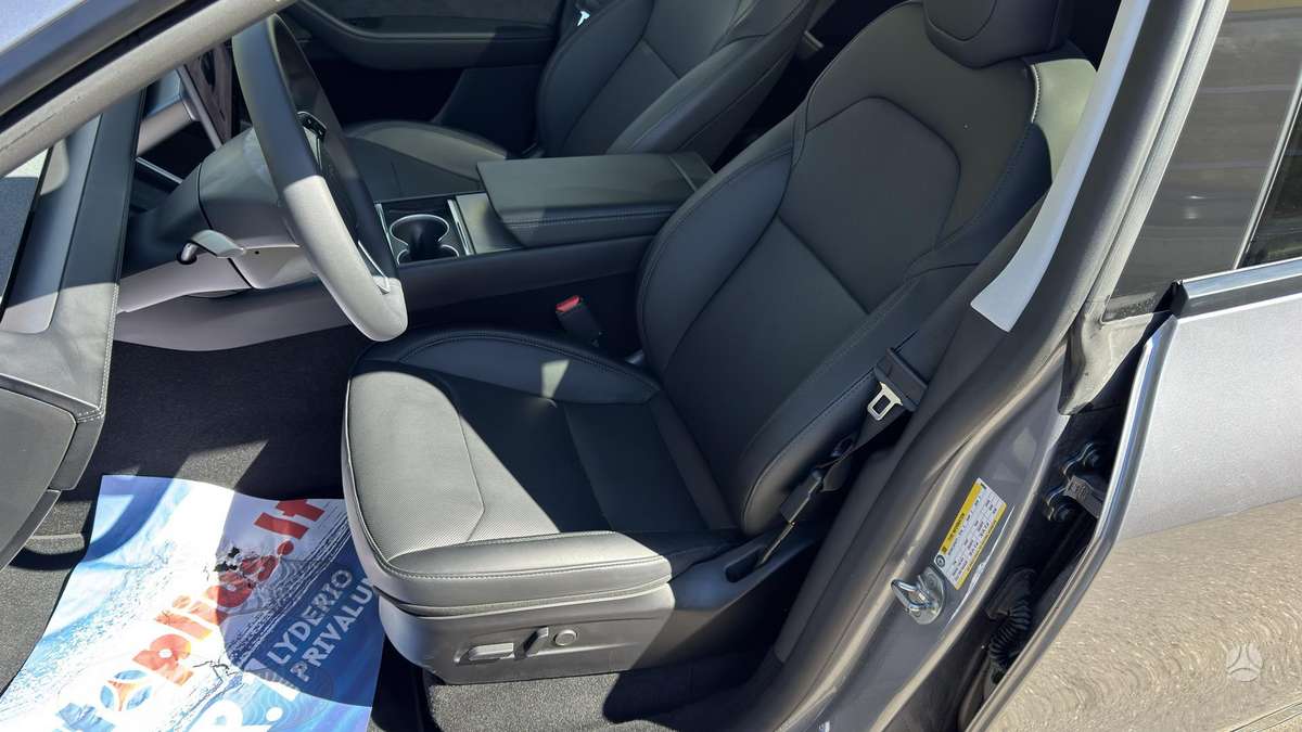 Tesla Model Y, 82 kWh, hatchback