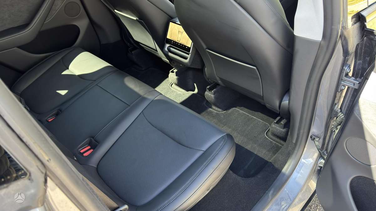 Tesla Model Y, 82 kWh, hatchback