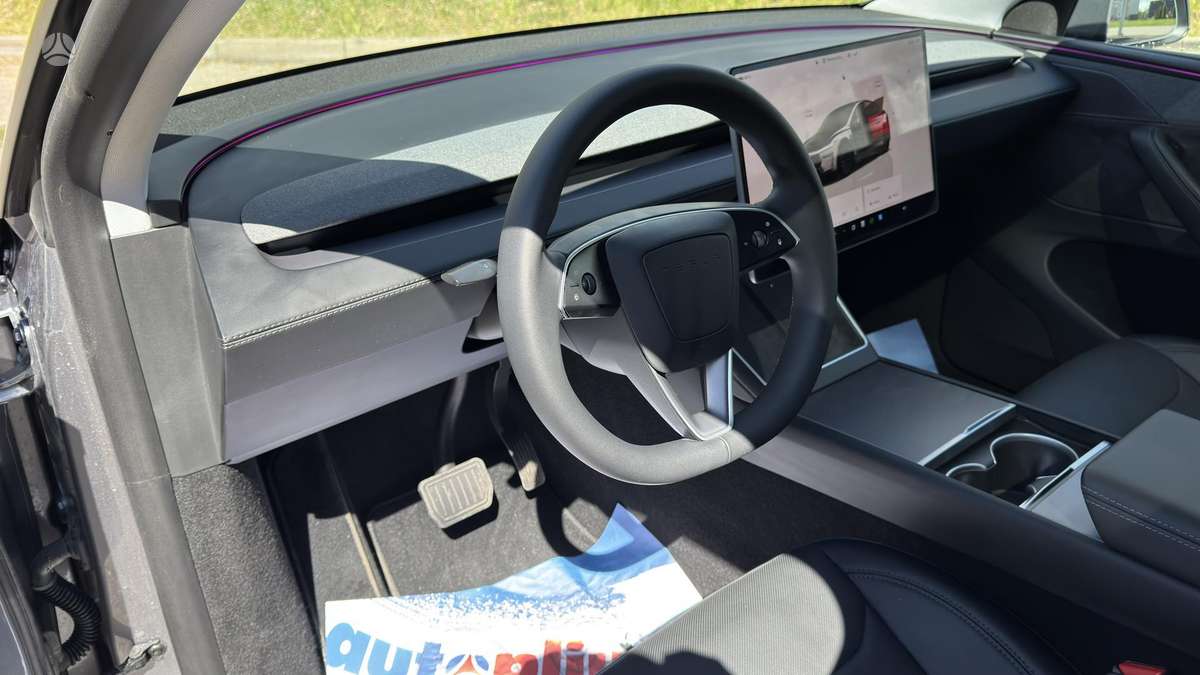 Tesla Model Y, 82 kWh, hatchback