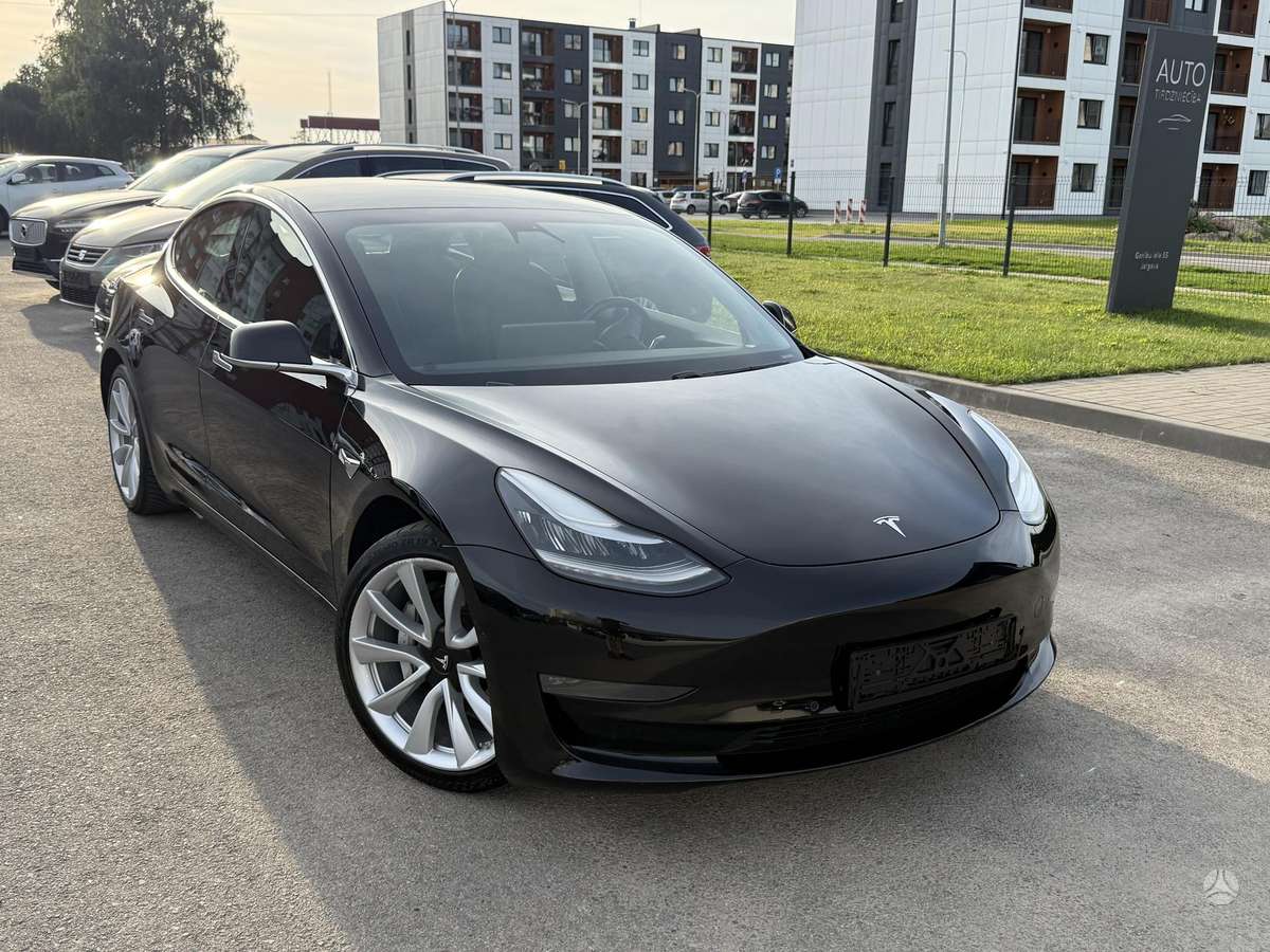 Tesla Model 3, sedanas