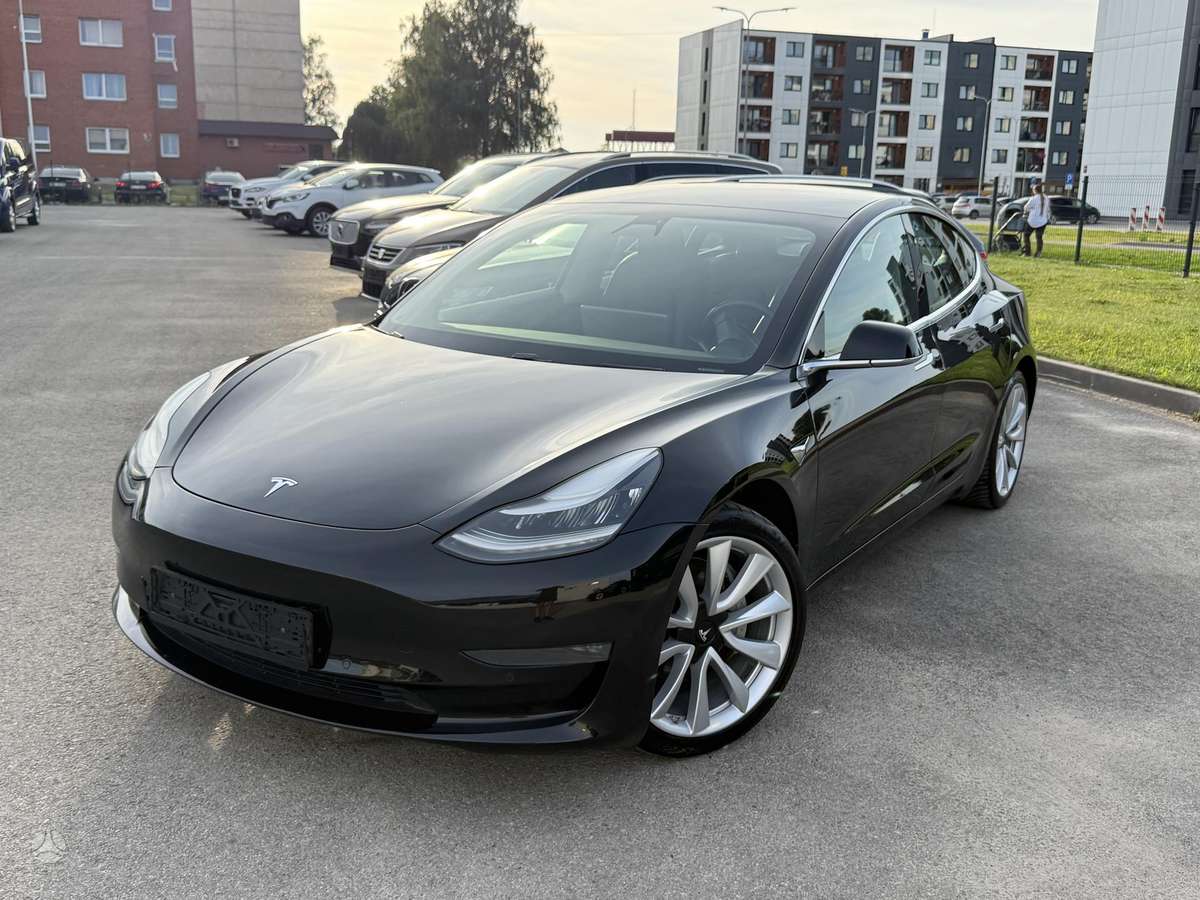 Tesla Model 3, sedanas