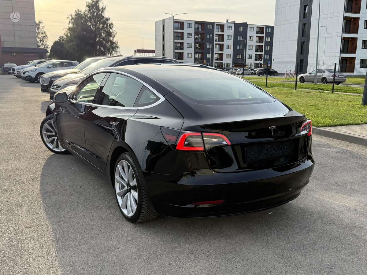 Tesla Model 3, sedanas