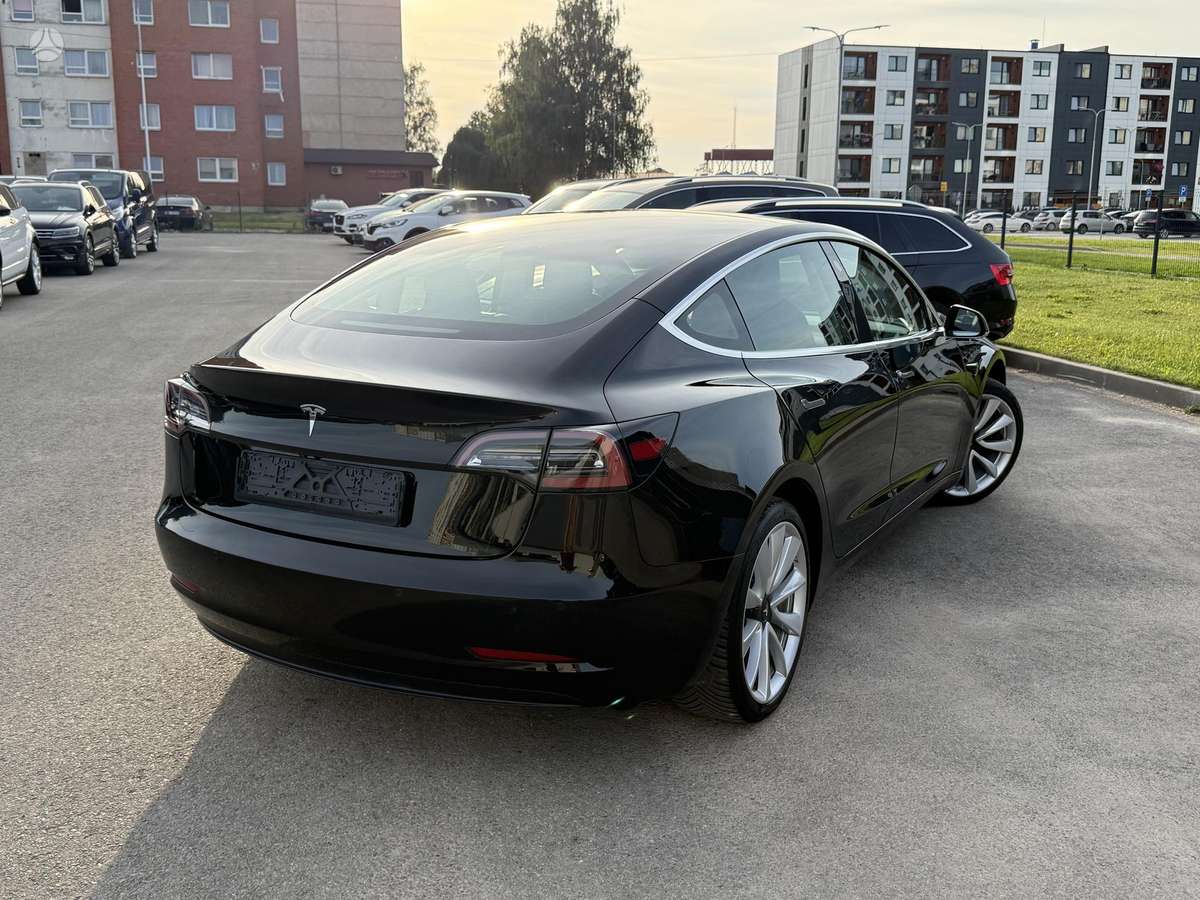 Tesla Model 3, sedanas
