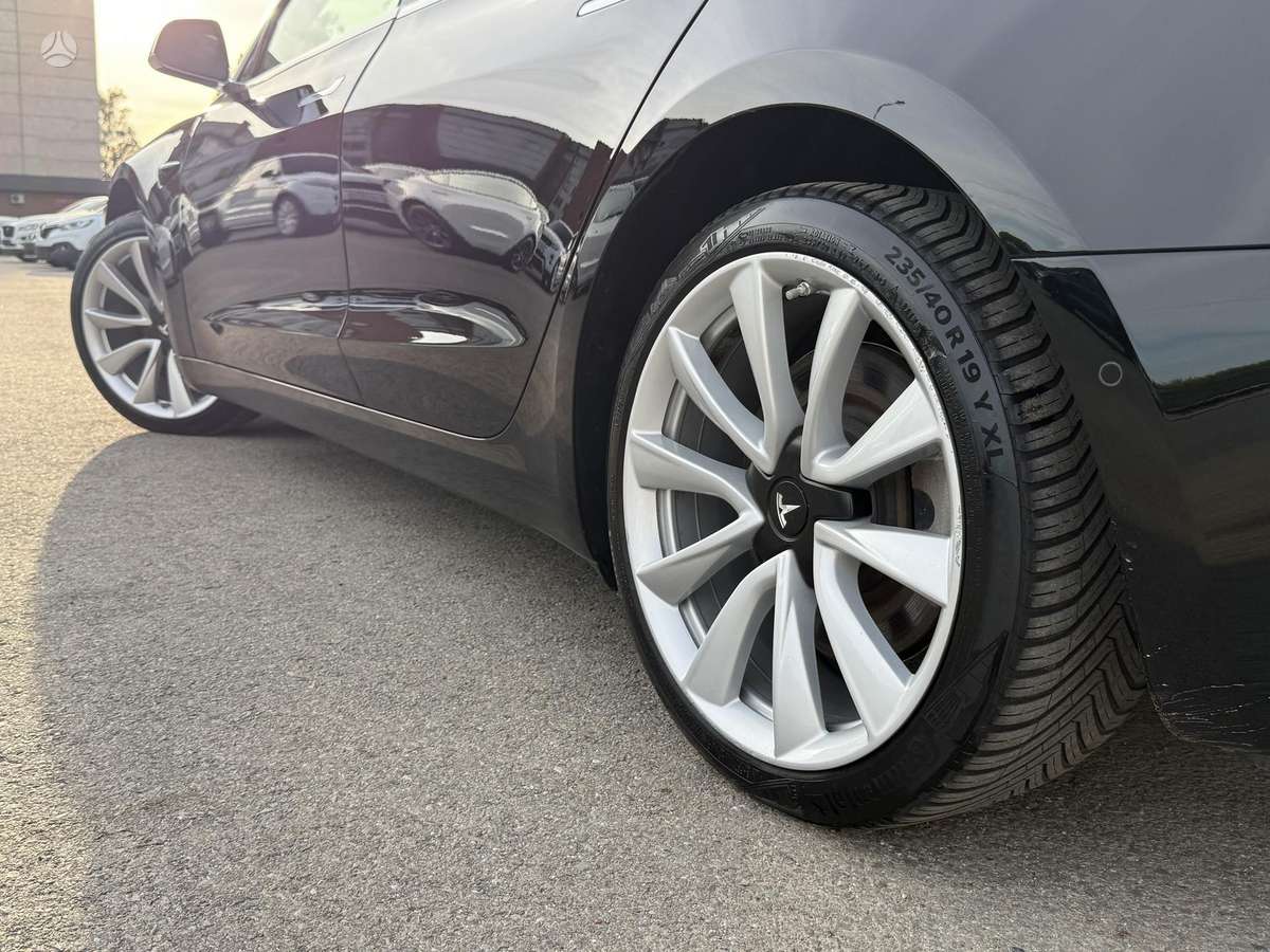 Tesla Model 3, sedanas