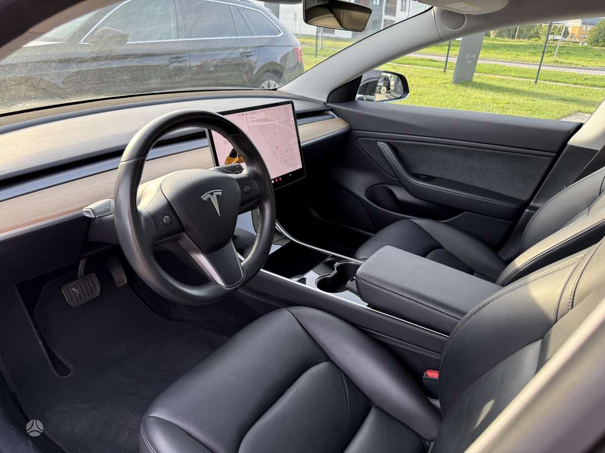 Tesla Model 3, sedanas