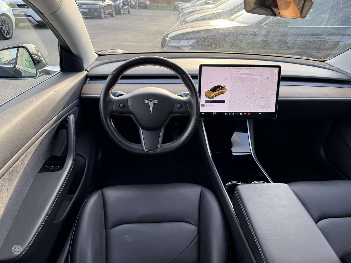 Tesla Model 3, sedanas