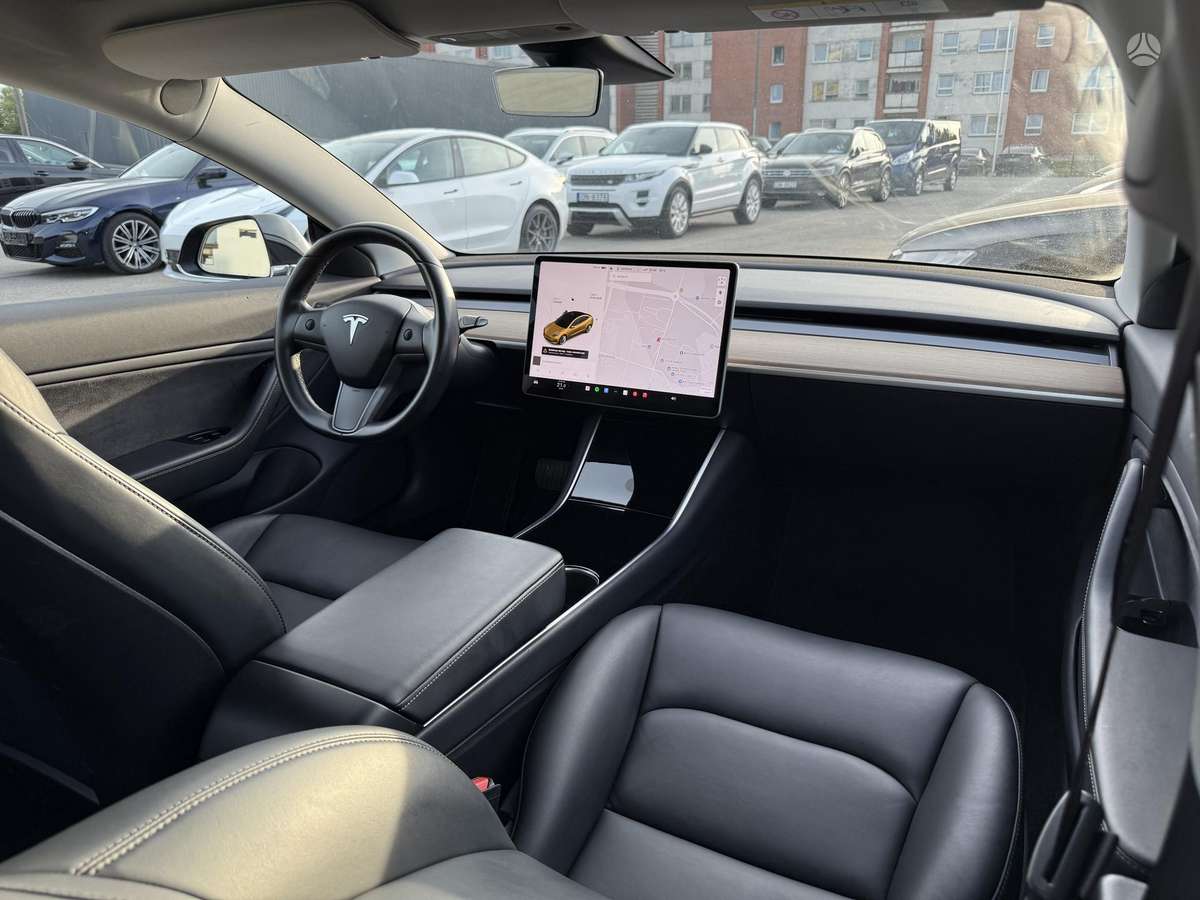 Tesla Model 3, sedanas