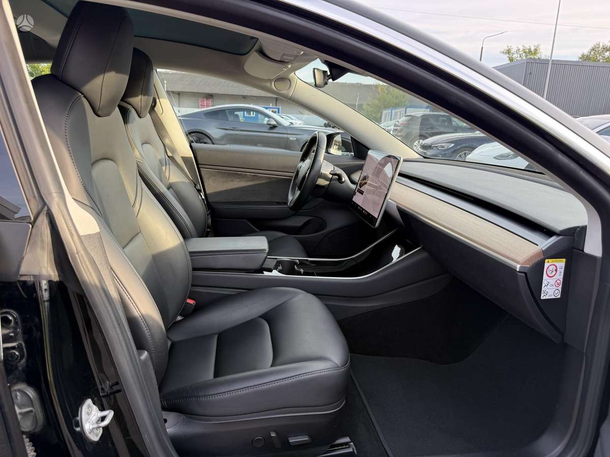 Tesla Model 3, sedanas