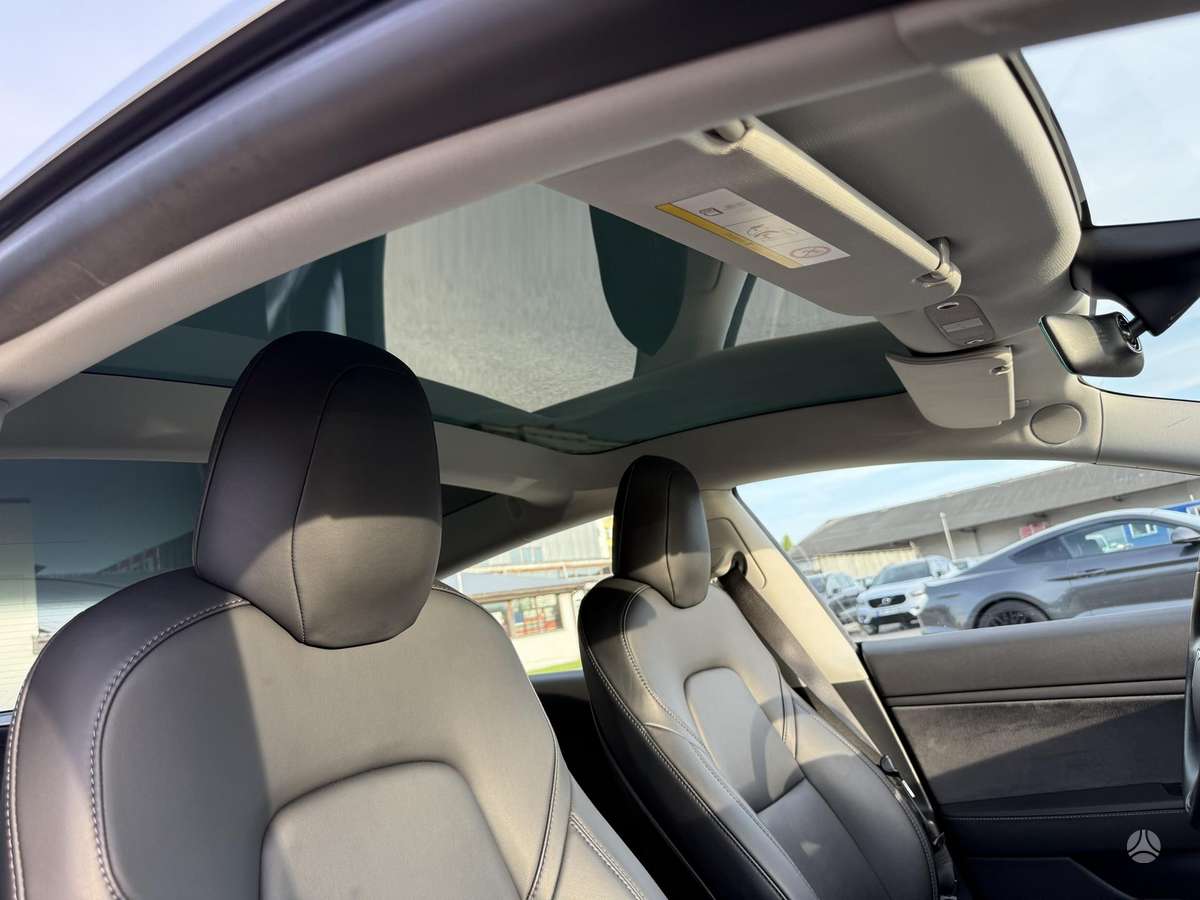 Tesla Model 3, sedanas