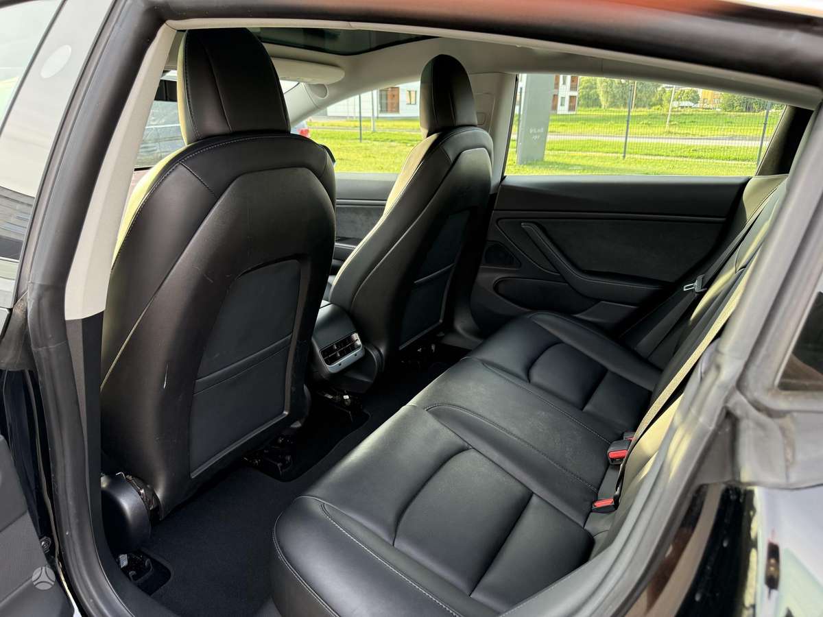 Tesla Model 3, sedanas