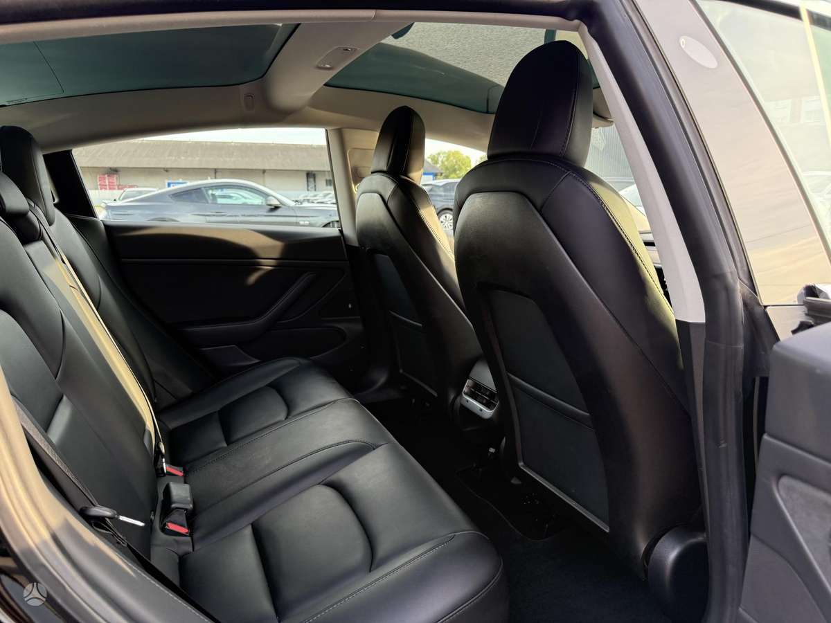 Tesla Model 3, sedanas
