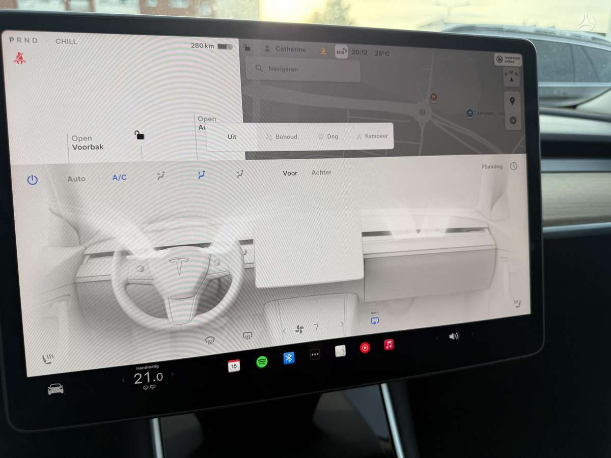 Tesla Model 3, sedanas
