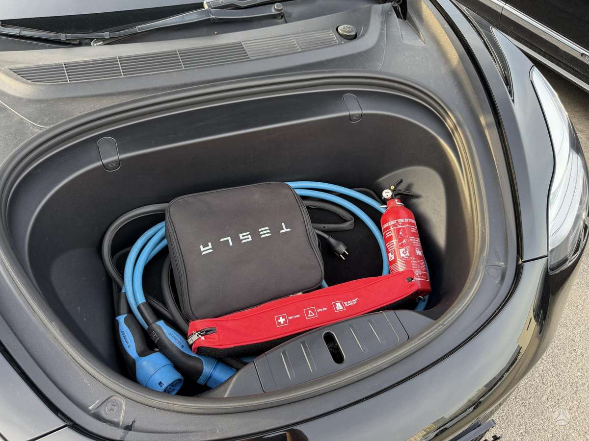 Tesla Model 3, sedanas