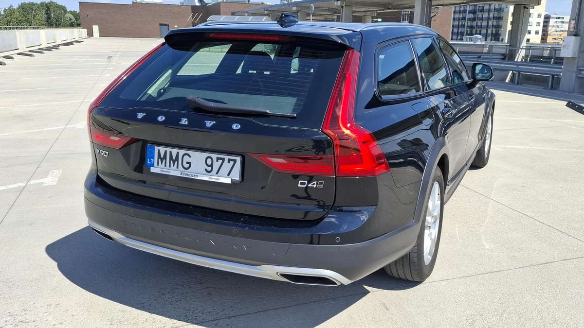 Volvo V90 Cross Country - 10
