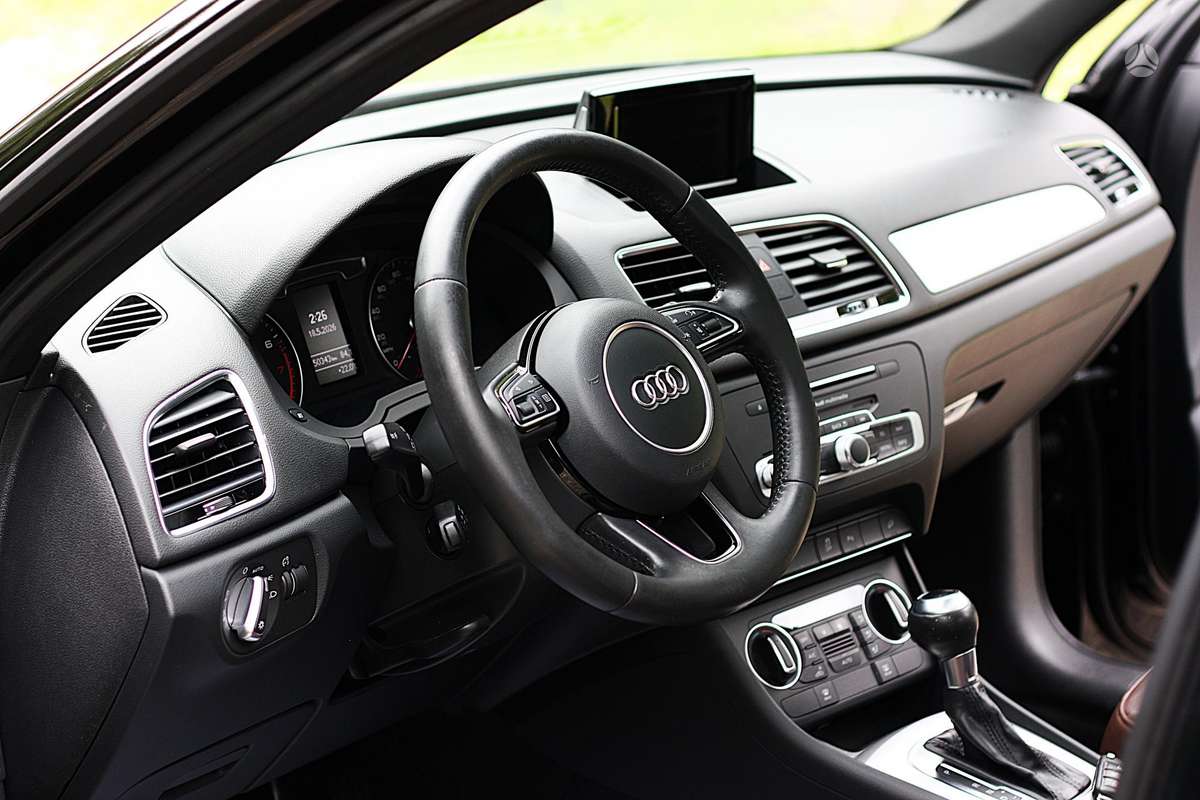 Audi Q3, 2.0 l., off-road / crossover