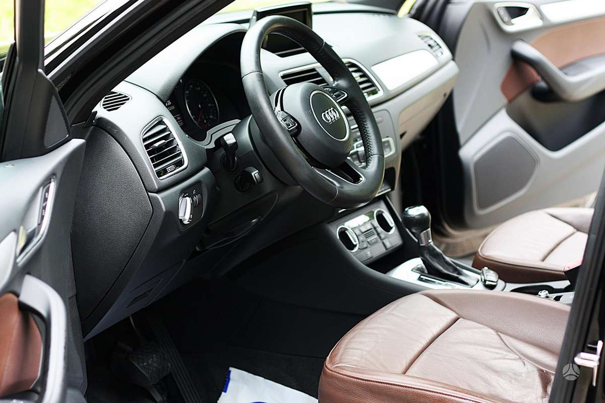 Audi Q3, 2.0 l., off-road / crossover