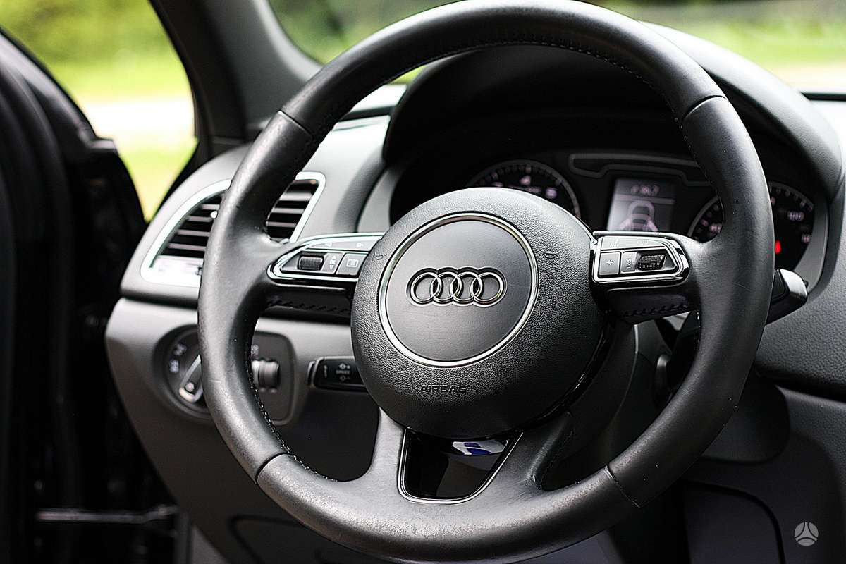 Audi Q3, 2.0 l., off-road / crossover