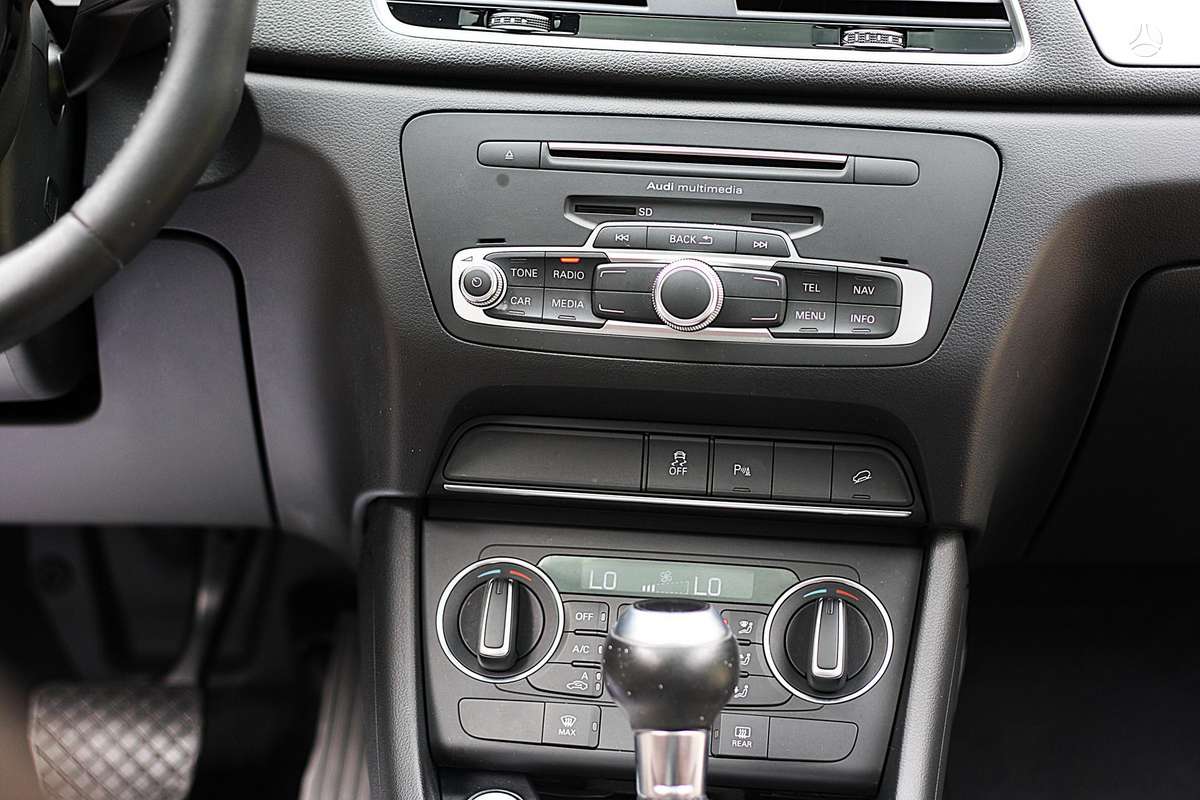 Audi Q3, 2.0 l., off-road / crossover