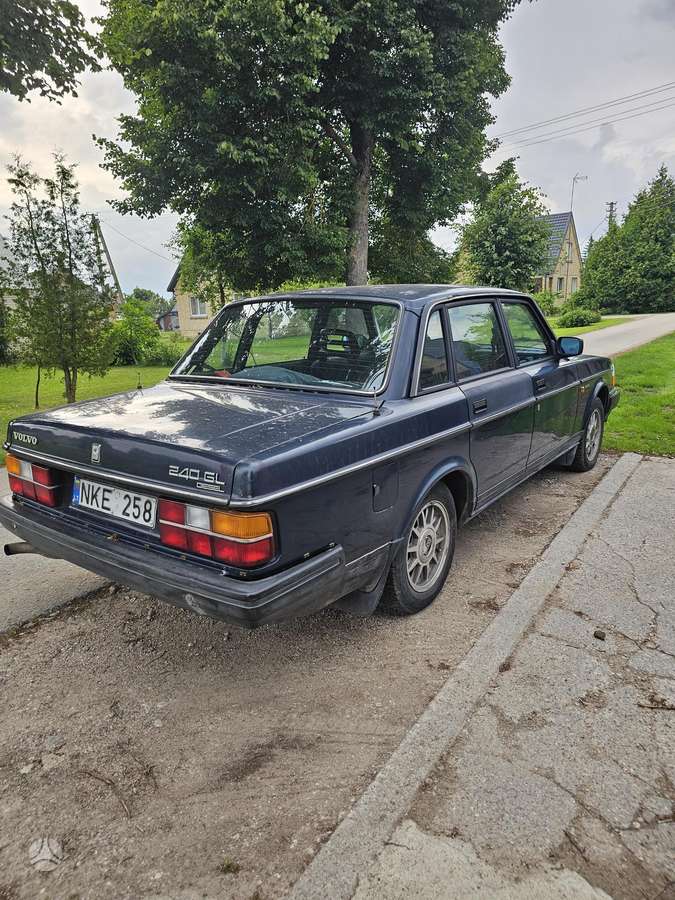 Volvo 240, 2.4 l., Седан