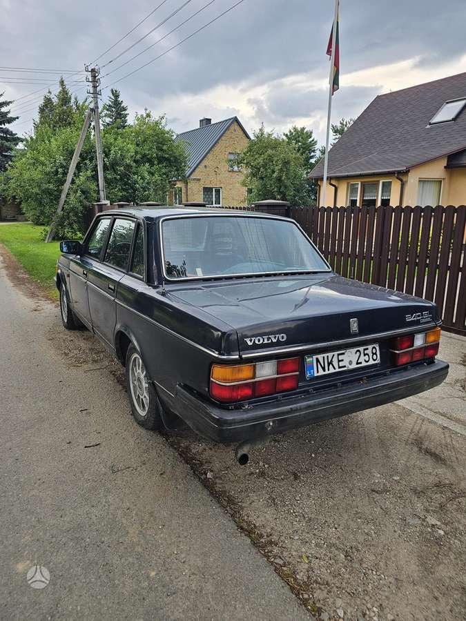 Volvo 240, 2.4 l., Седан