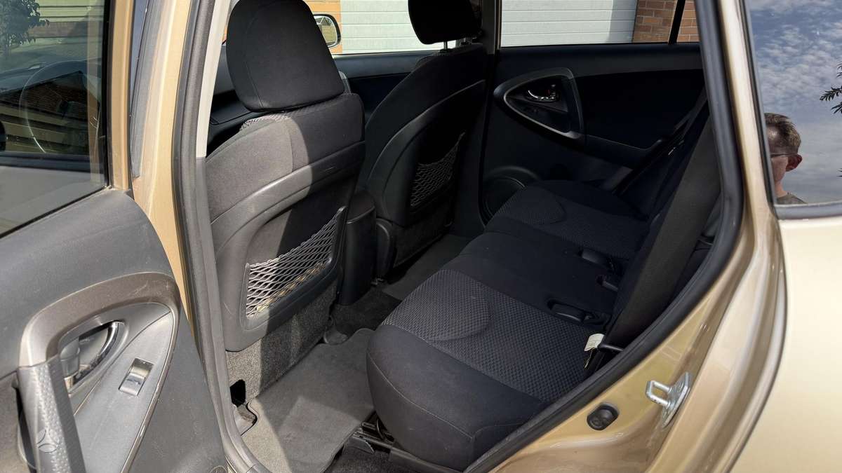 Toyota RAV4 - 6