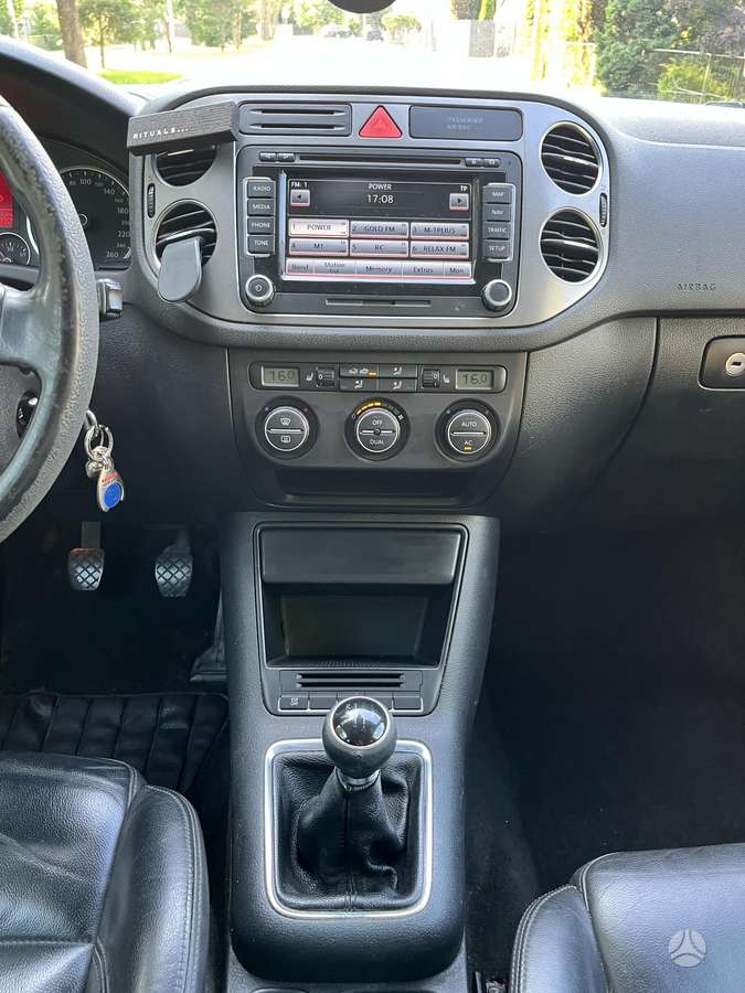 Volkswagen Tiguan - 12