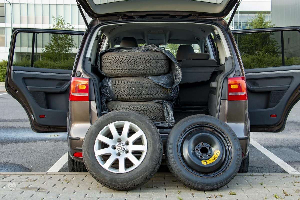 Volkswagen Touran - 12