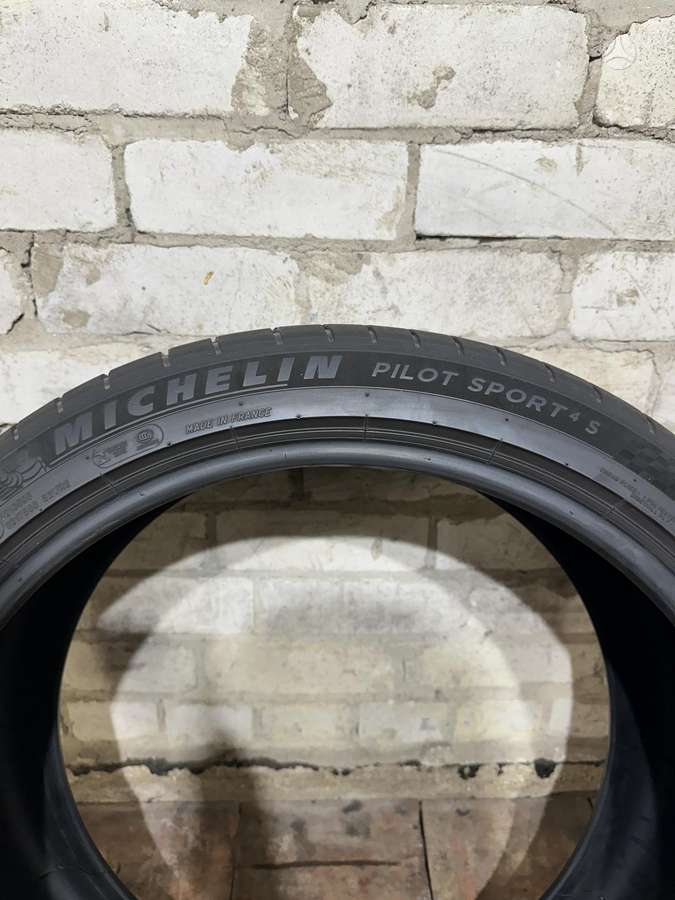 Michelin Pilot Sport 4s, summer 285/35 R22