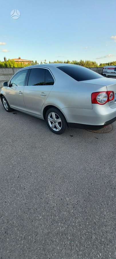 Volkswagen Jetta - 4