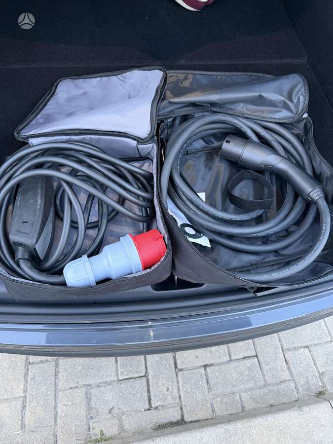 Tesla Model Y - 12