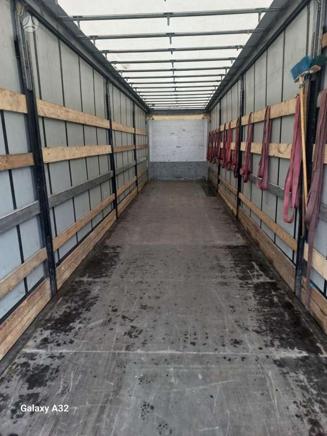 Schmitz SCS 24, bortinės su užuolaidomis