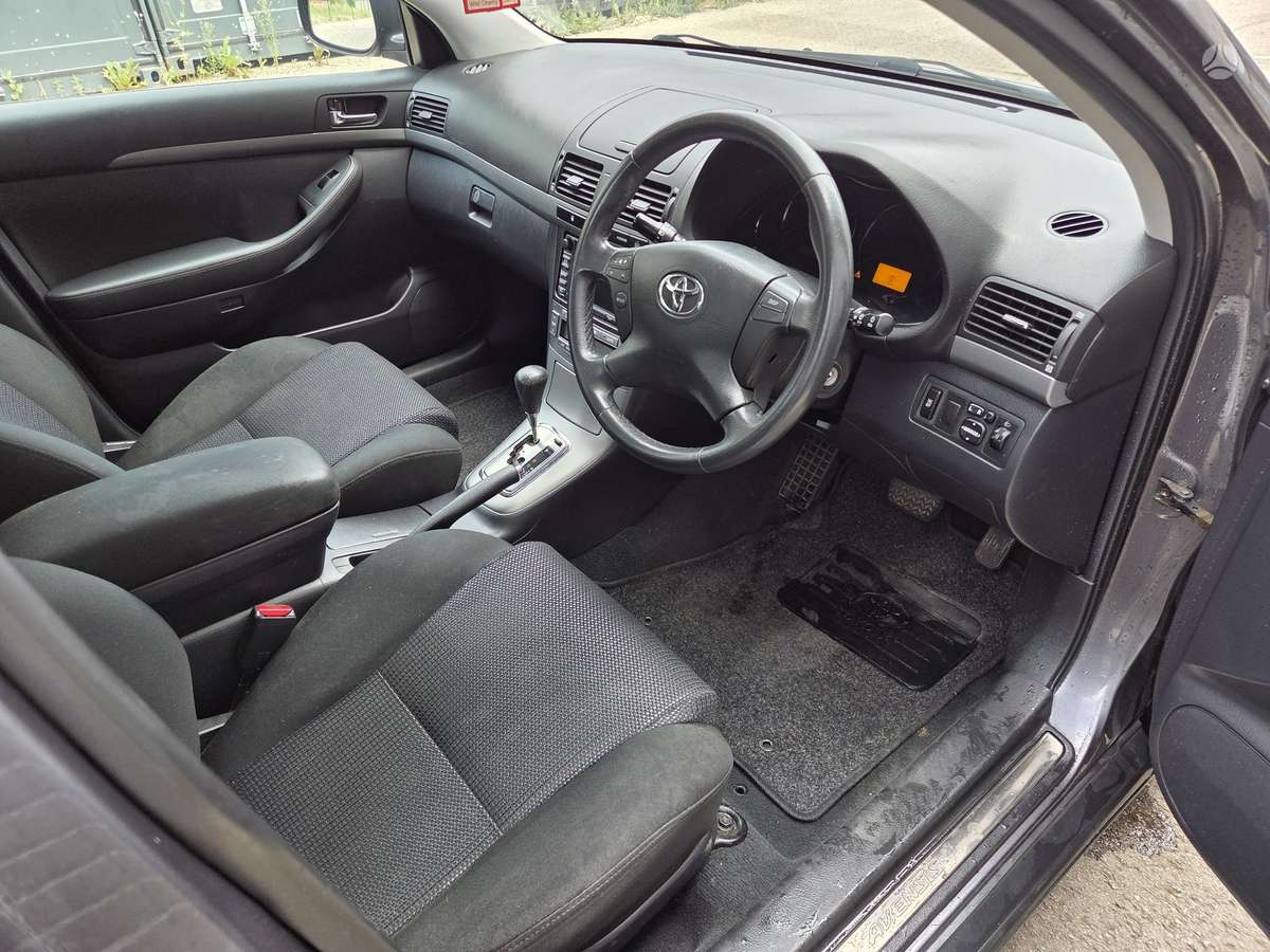Toyota Avensis - 8
