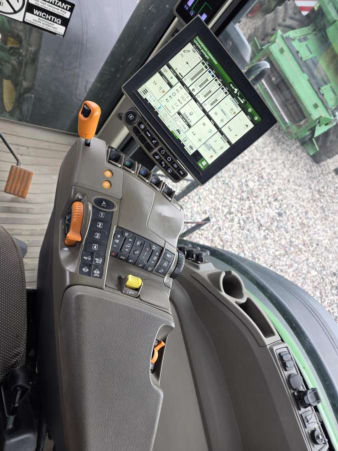 John Deere 8R410, traktoriai