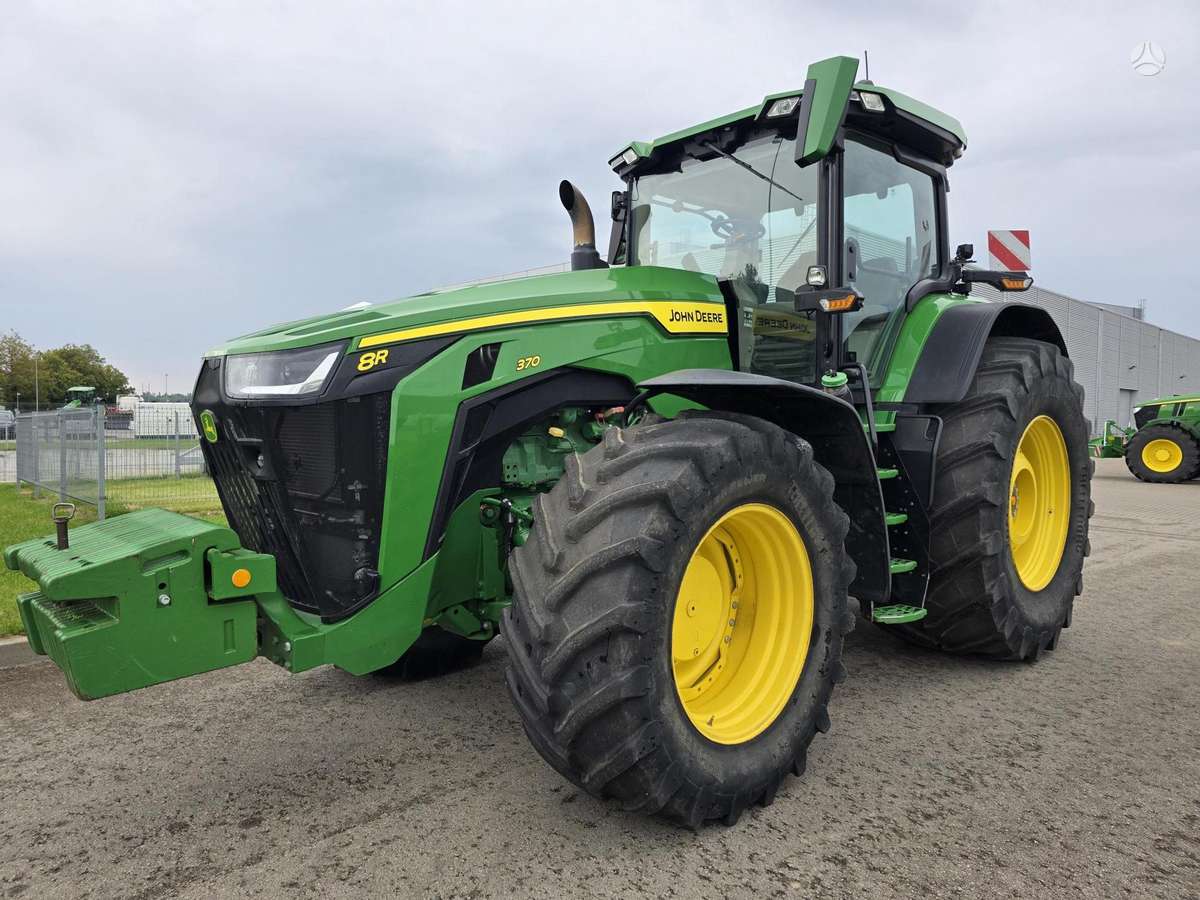 John Deere 8R370, tractors