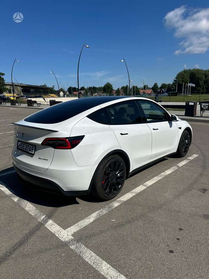 Tesla Model Y - 3