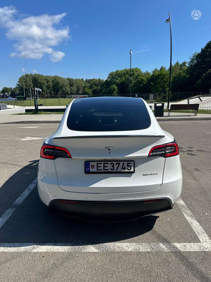 Tesla Model Y - 4