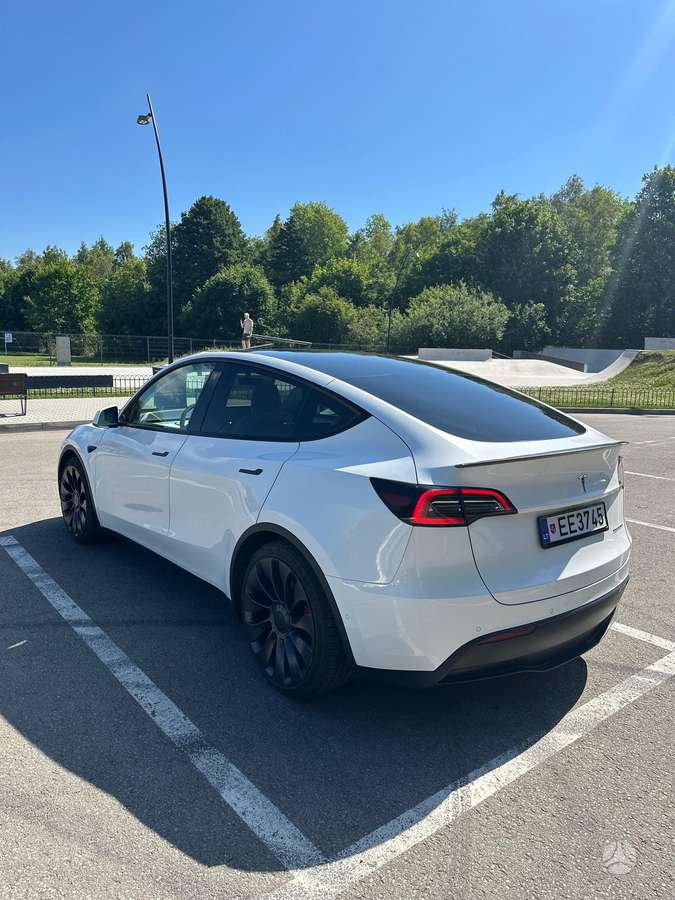 Tesla Model Y - 5