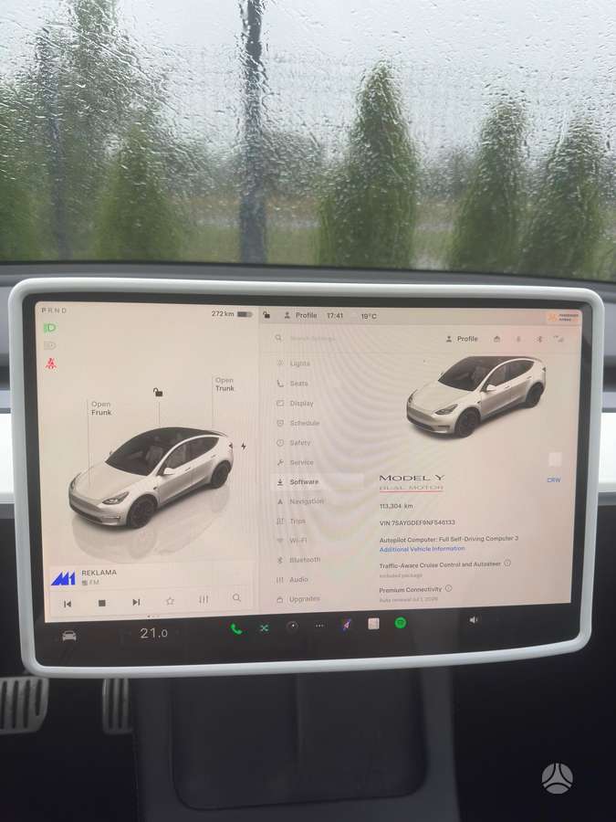 Tesla Model Y - 8