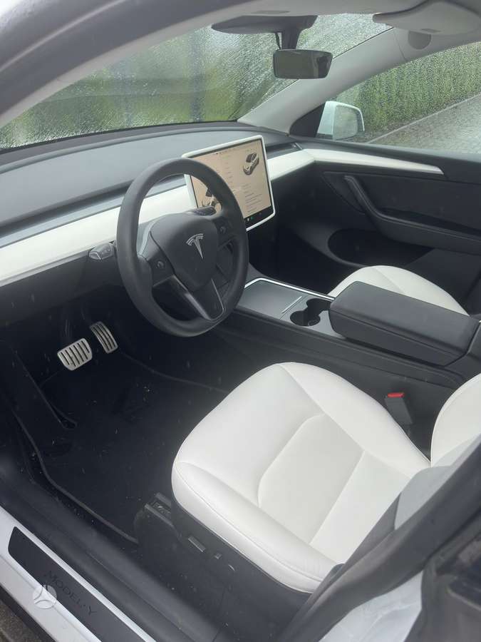 Tesla Model Y - 9