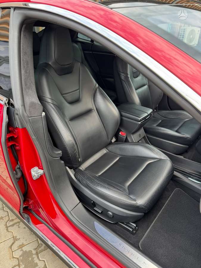 Tesla Model S - 11