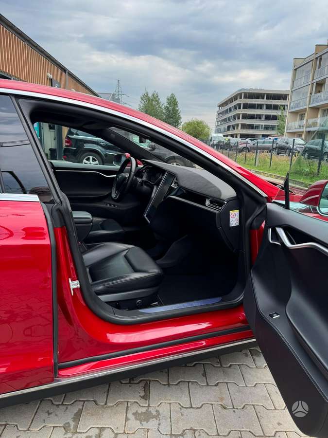 Tesla Model S - 9