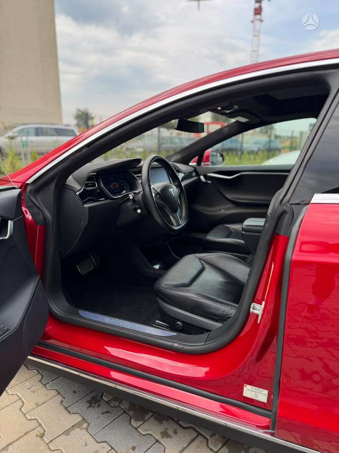 Tesla Model S - 8