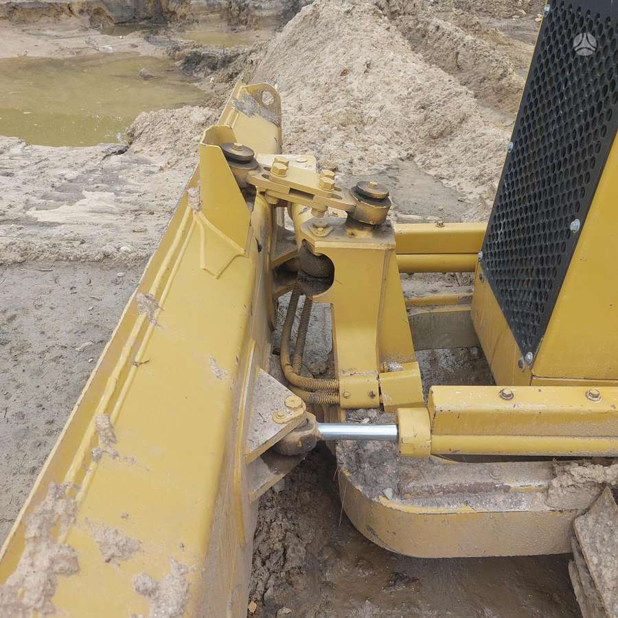 Caterpillar D4, buldozeriai