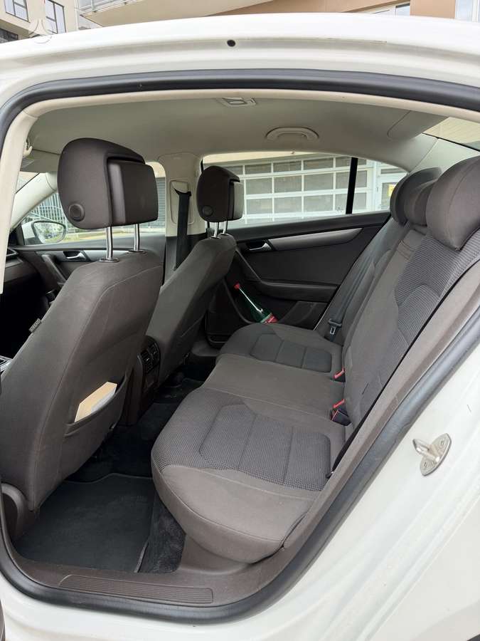 Volkswagen Passat - 11