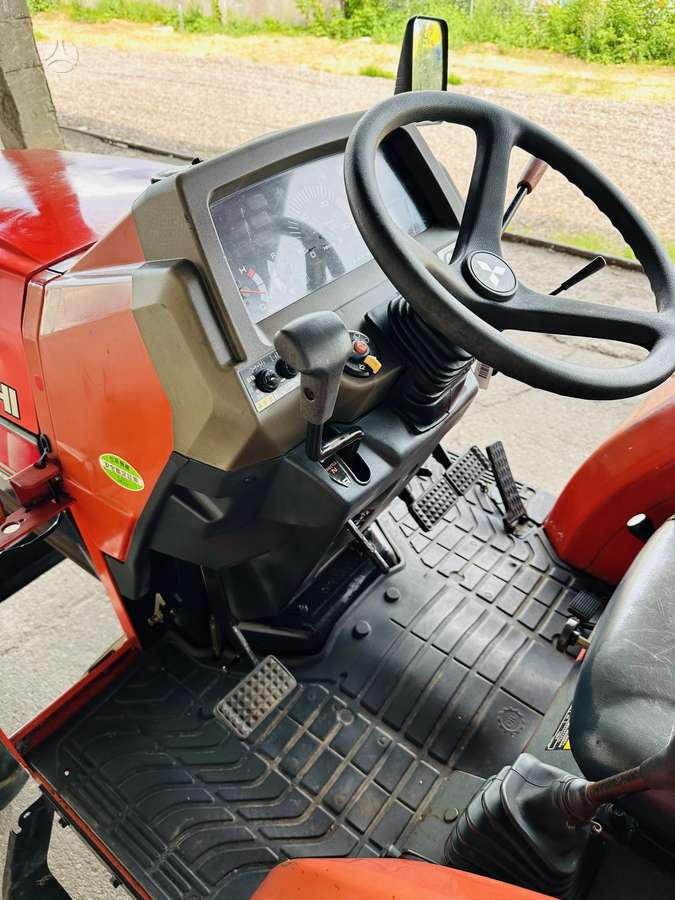 Mitsubishi GO28, traktoriai